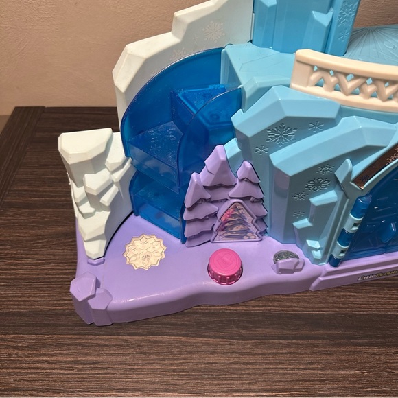 Fisher Price Little People Disney Frozen Elsa’s Ice Palace with Elsa figure ❄️ - Picture 3 of 15